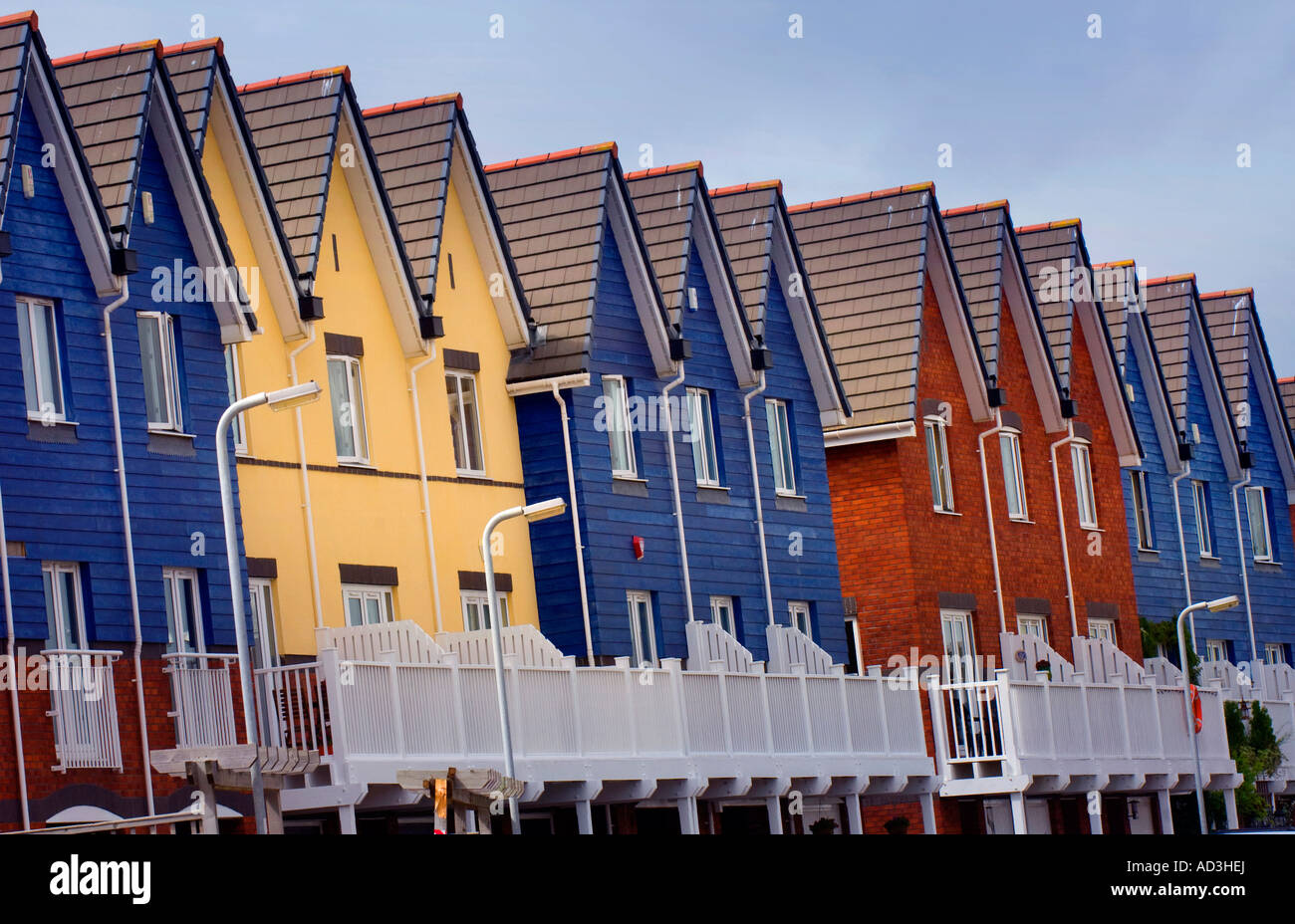 Wharf-stile nuovo costruire l'alloggiamento ad un quayside development.Picture da Jim Holden Foto Stock