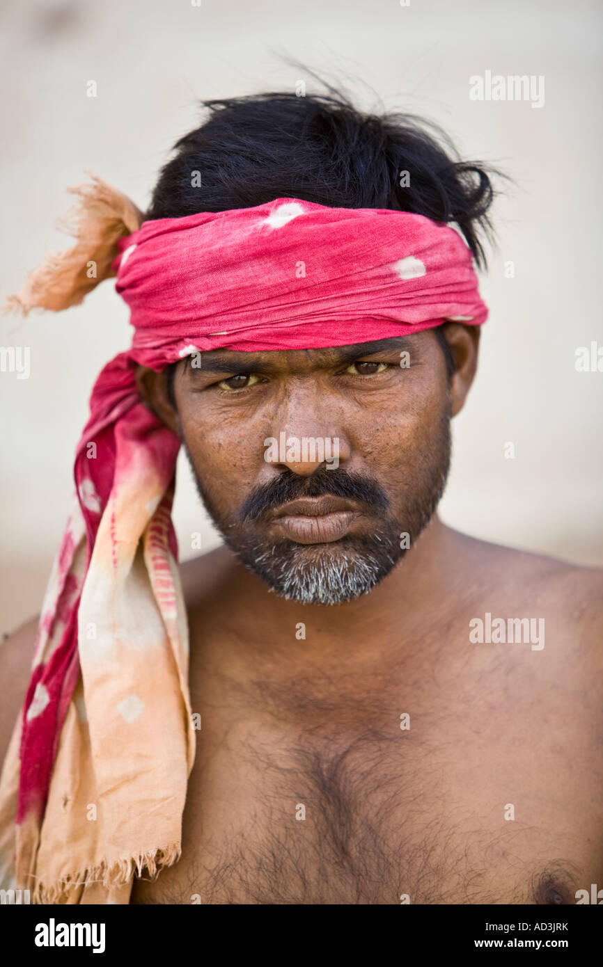 Ritratto di uomo che indossa una bandana a Varanasi. Foto Stock