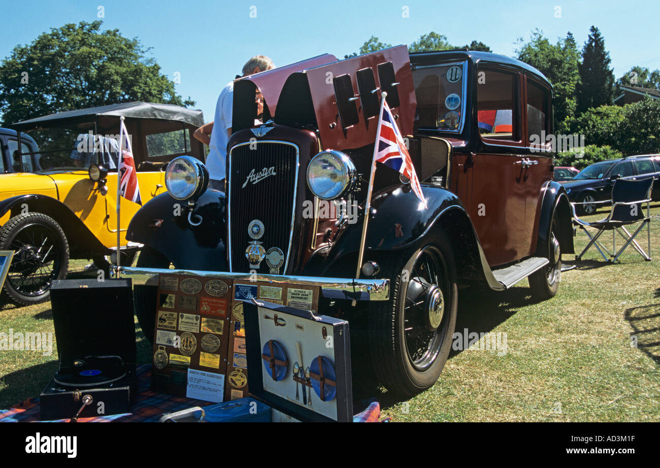 SURREY UK Luglio un molto ben mantenuto premiato deep maroon Austin dieci Foto Stock