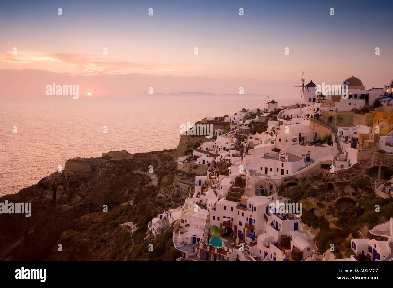Tramonto sul Mare Egeo a Oia sull isola di Santorini in Grecia Europa Foto Stock