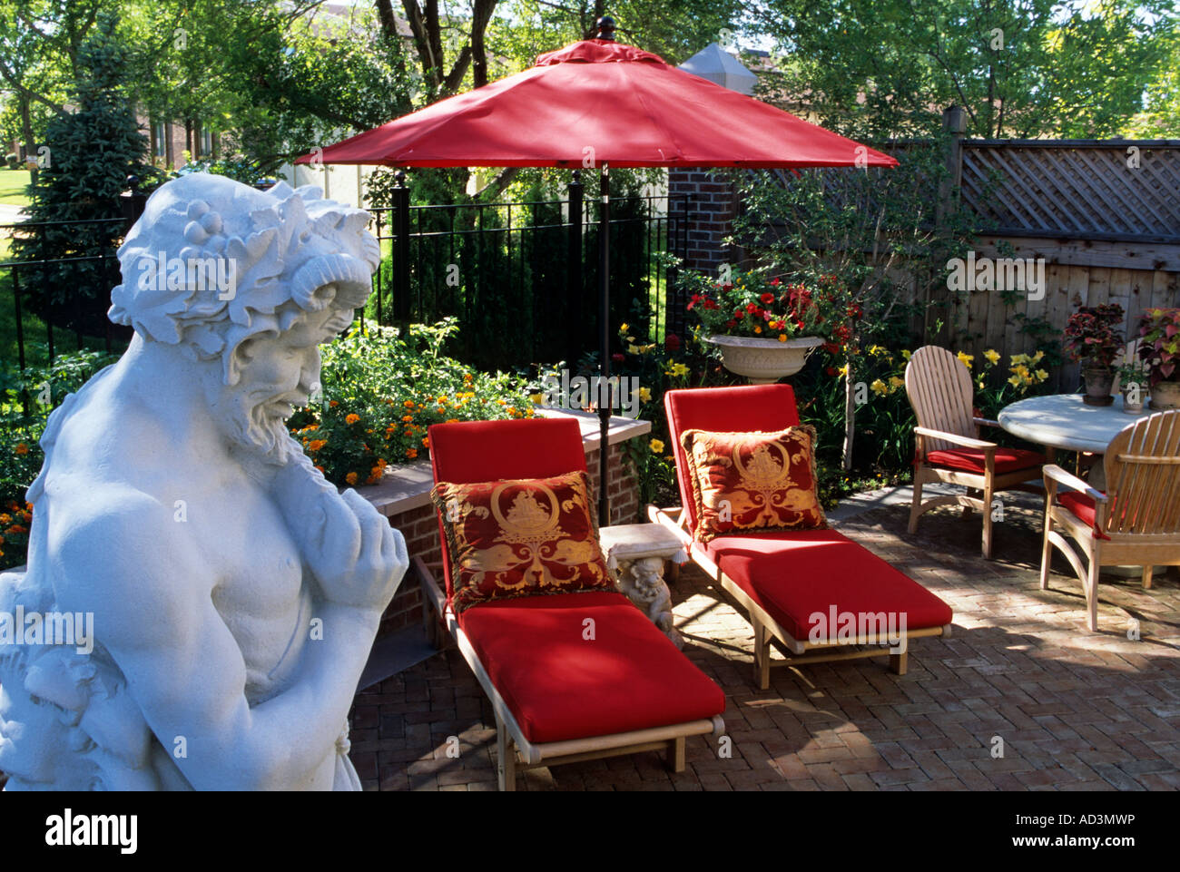 MINNEAPOLIS, MINNESOTA patio giardino con la statua di PAN, il dio greco dei pastori e greggi. L'estate. Foto Stock