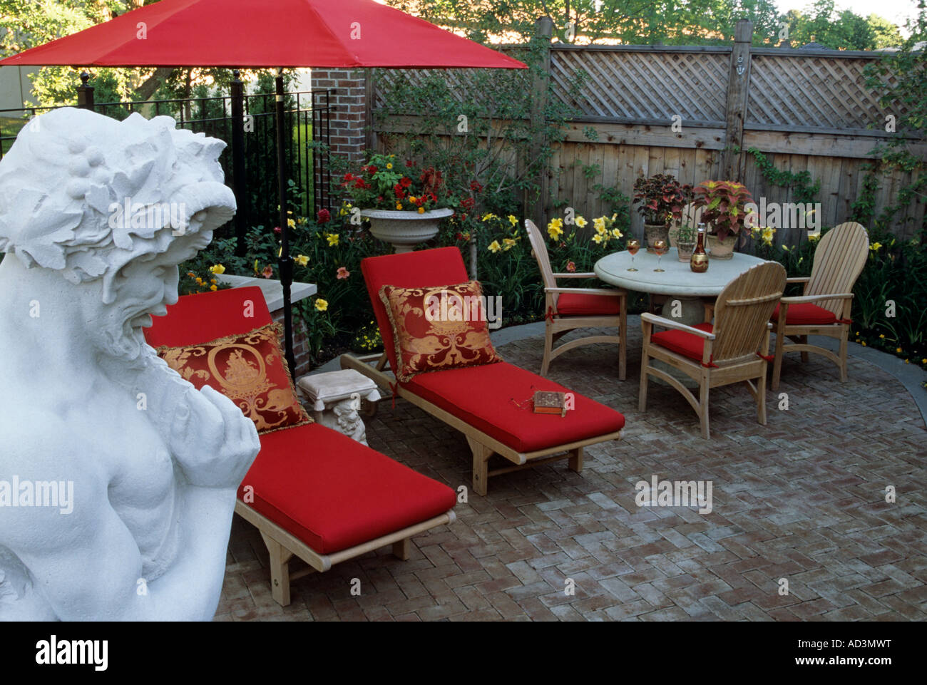 MINNEAPOLIS, MINNESOTA patio giardino con la statua di PAN, il dio greco dei pastori e greggi. L'estate. Foto Stock