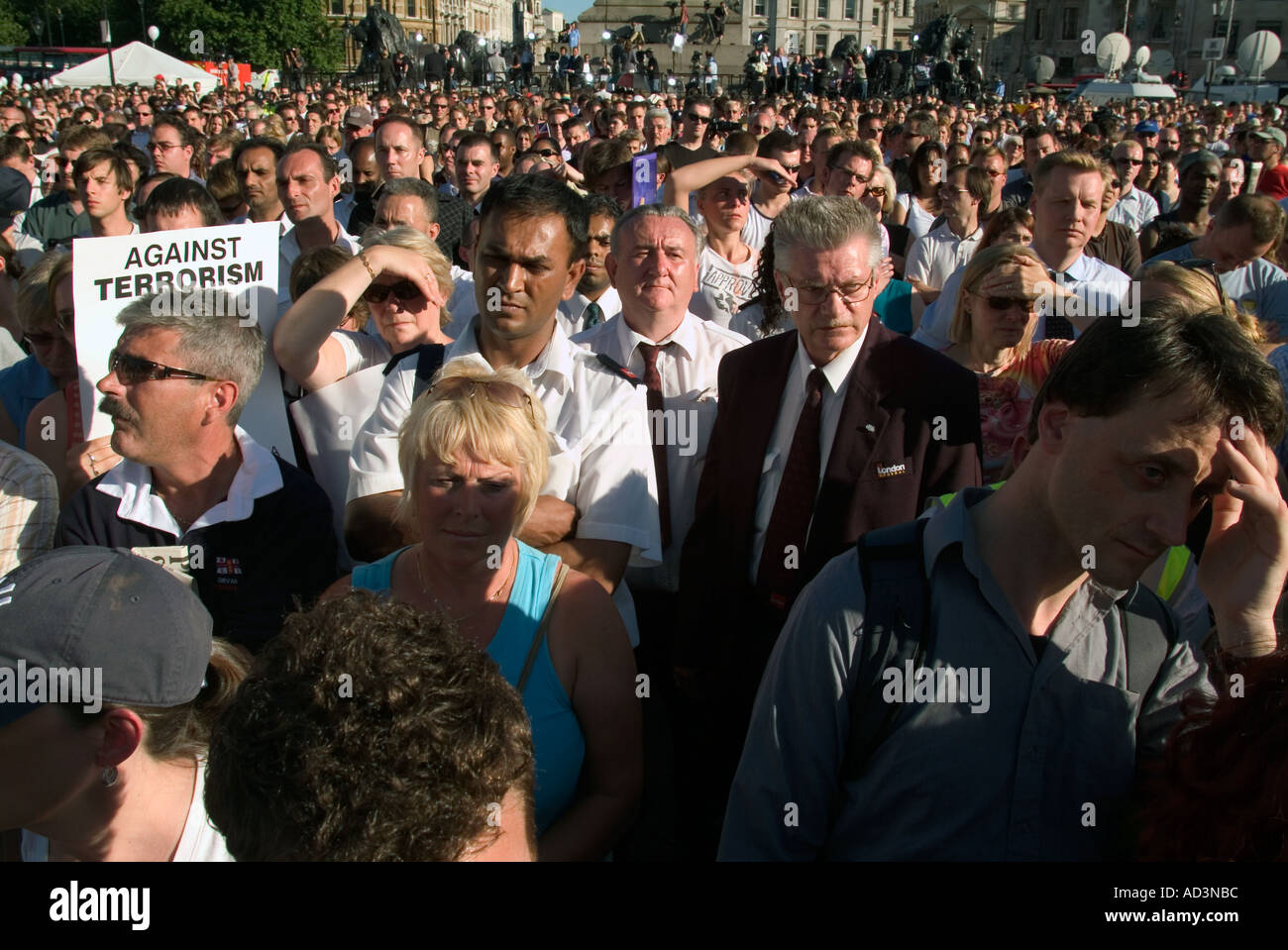 Le persone a una veglia di Trafalgar Square a Londra il 14 luglio 2005 per le vittime degli attentati di Londra del 7 luglio 2005 Foto Stock