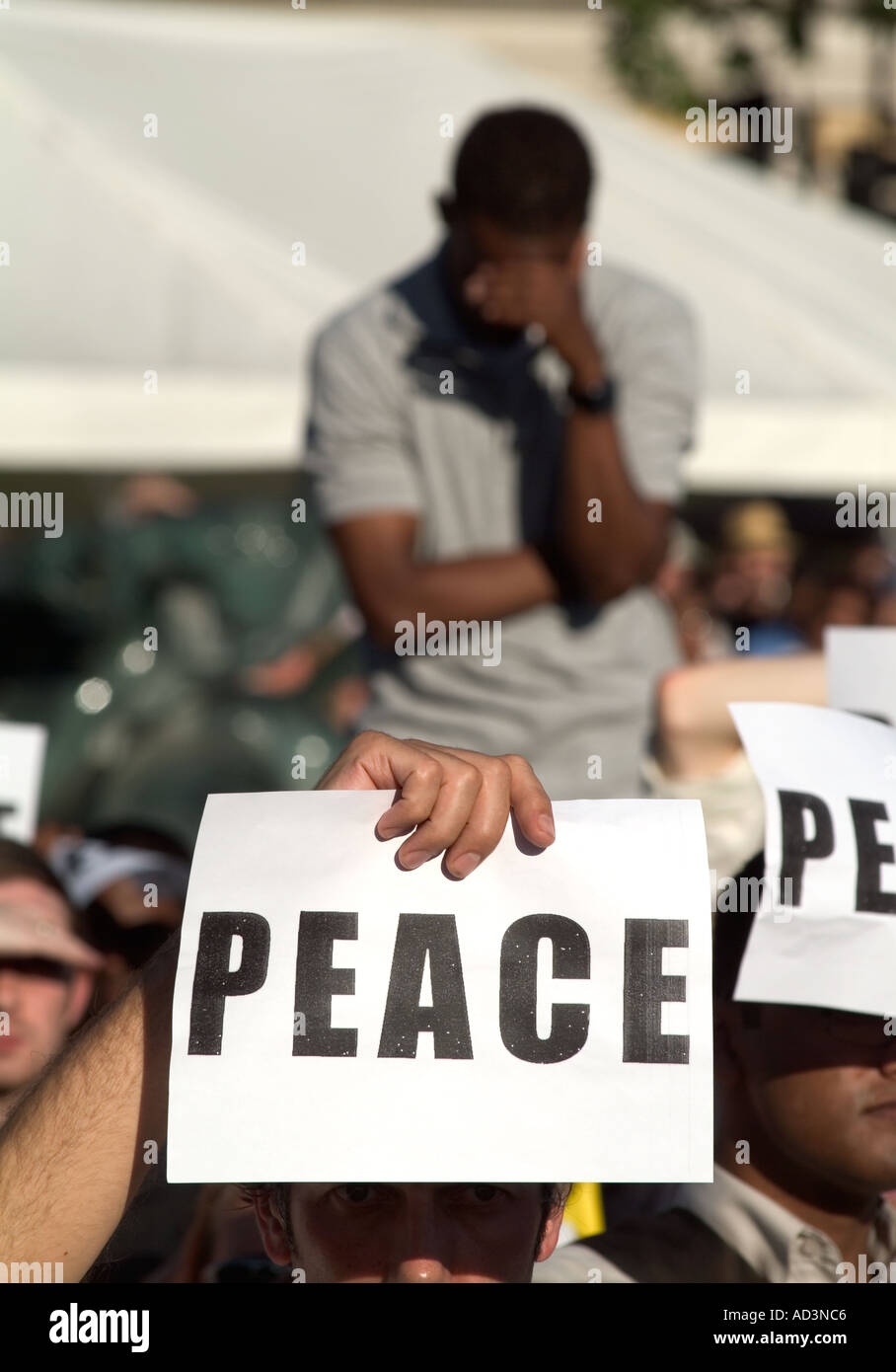 Le persone a una veglia di Trafalgar Square a Londra il 14 luglio 2005 per le vittime degli attentati di Londra del 7 luglio 2005 Foto Stock