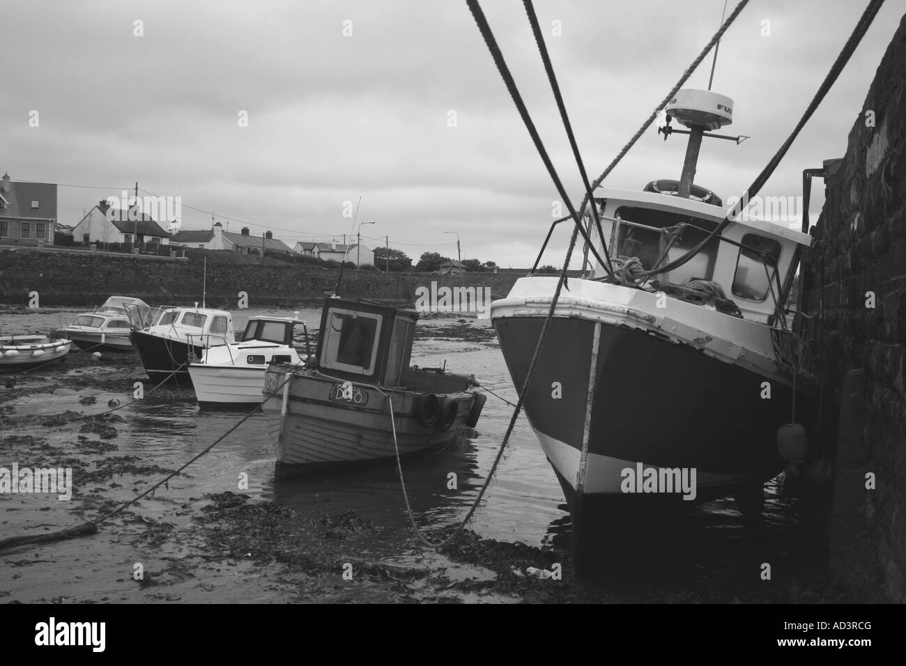 Barche a bassa marea nel porto di punta in County Dublin, Repubblica di Irlanda Foto Stock