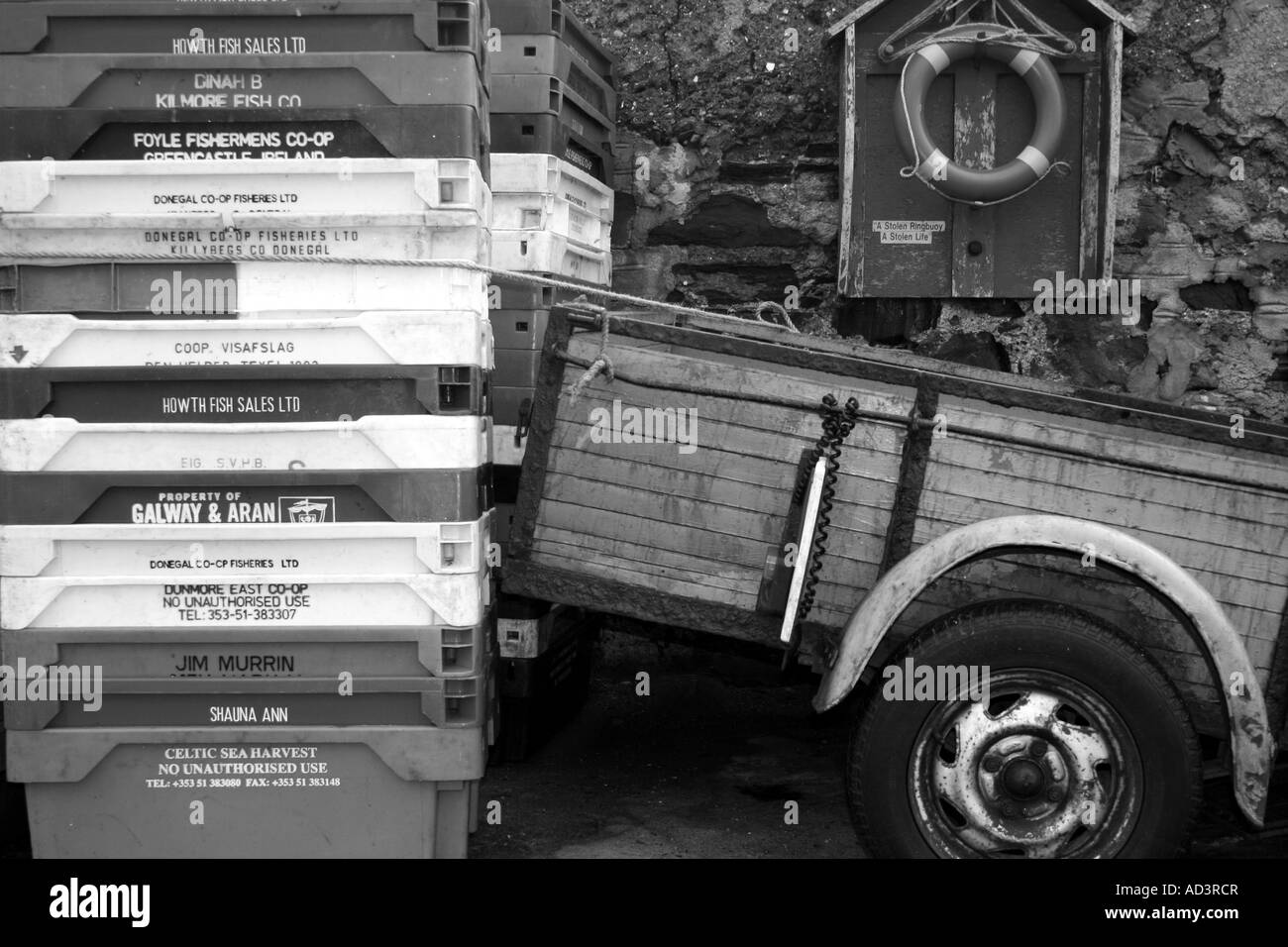 Sulla banchina del porto a porto Rush, County Dublin, Repubblica di Irlanda Foto Stock