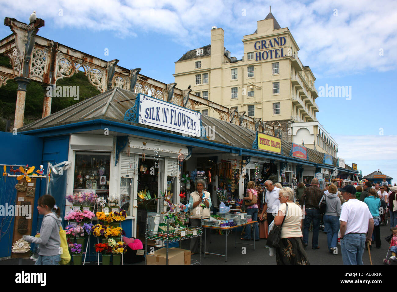 La folla shopping sul Llandudno Pier, il Galles del Nord Foto Stock