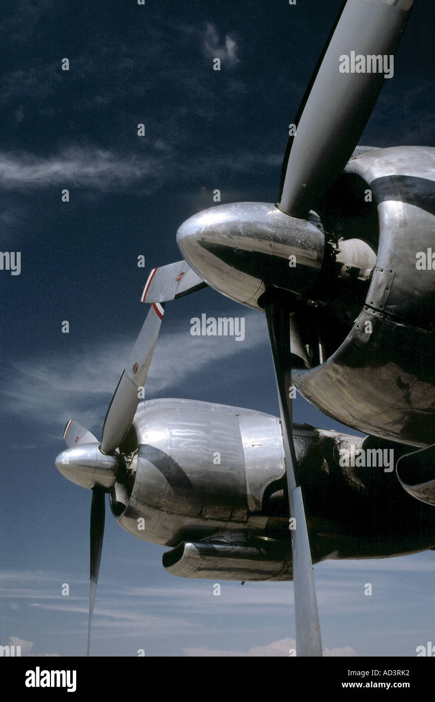 Vista verticale delle eliche su un parafango di un C-121 Lockheed Constellation Foto Stock