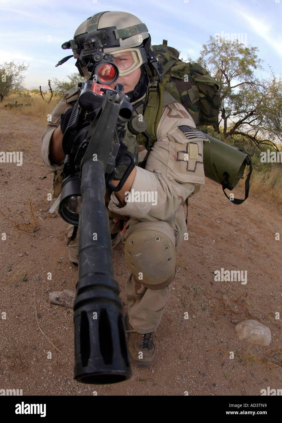 Senior Airman si prepara a recuperare ostaggi ferito da un nemico ubicazione delle forze durante un combinato di esercizio Foto Stock