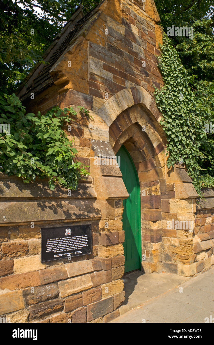 Postierla Gate solo i resti del Castello Reale di Northampton Northamptonshire Inghilterra Foto Stock