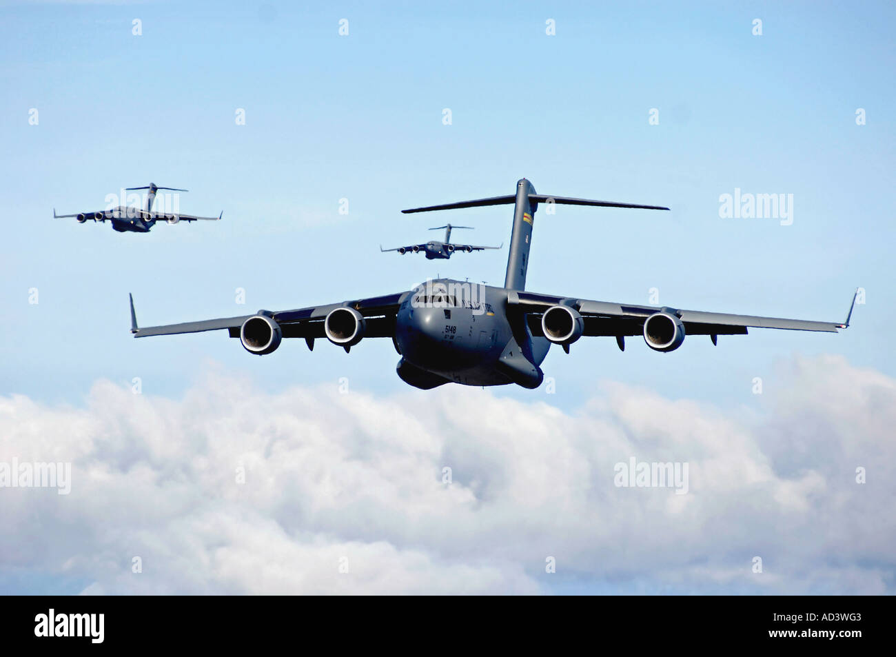 C-17 Globemaster IIIs partecipano a 4-ship air drop missione di formazione Maggio 16, 2006. Foto Stock