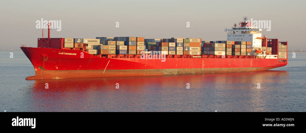 Nave container Red Freighter caricata con contenitori di spedizione su nave da boxe ormeggiata al largo del porto greco di Salonicco Grecia Foto Stock
