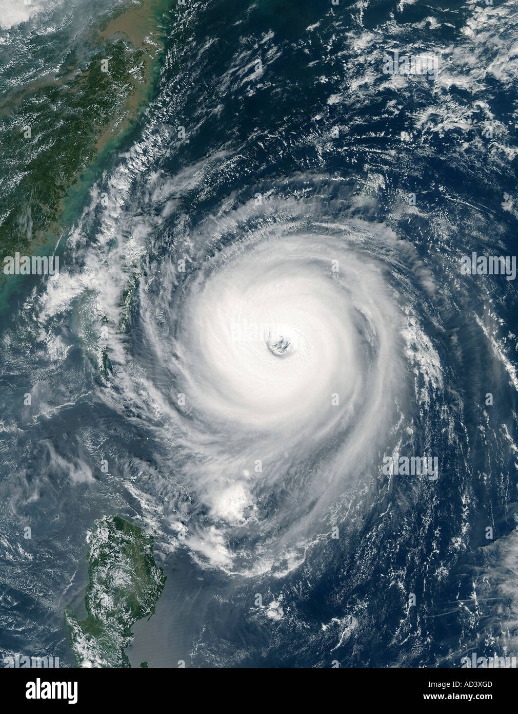 1 Ottobre 2005 - Il tifone Longwang avvicinando Taiwan Foto Stock