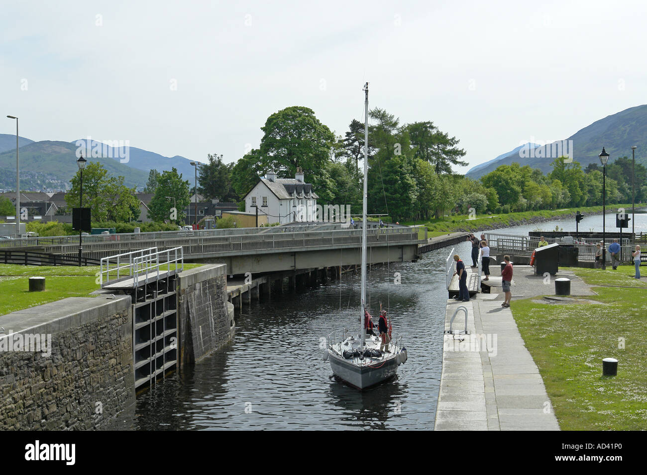 Barca a vela sul Caledonian Canal vicino a Fort William ha appena superato sia la rampa e ponte stradale a Banavie. Foto Stock