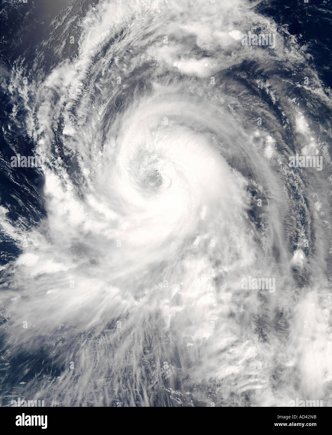 Typhoon Tingting (11W) sopra le Isole Marianne Settentrionali, immagine satellitare Foto Stock