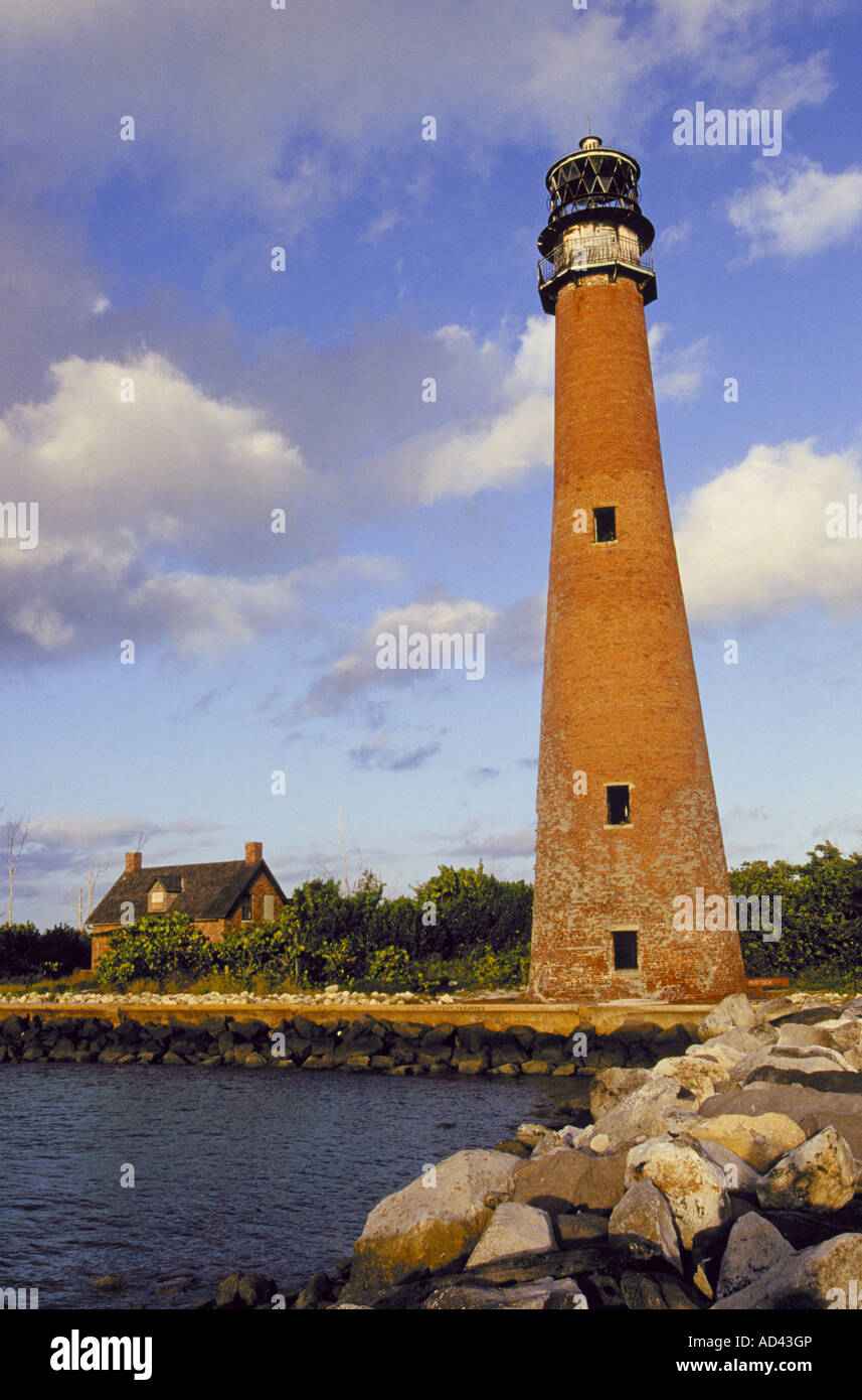 Lo storico Cape Florida faro costruito nel 1825 Florida è il più antico edificio che sorge su Key Biscayne vicino alla città di Miami, Florida. Foto Stock