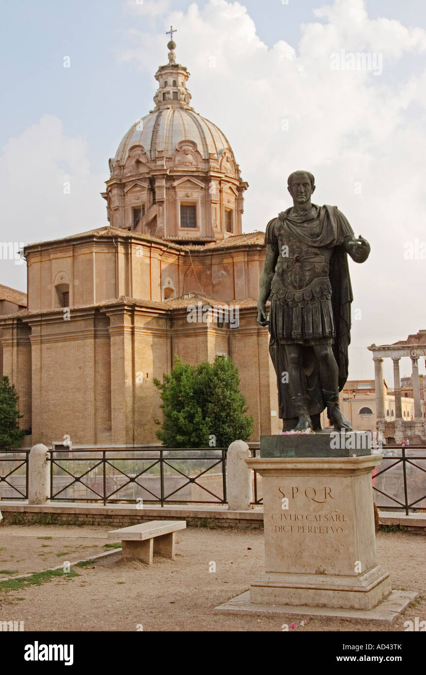 Julius Caesar statua e foro romano Roma Italia Foto Stock