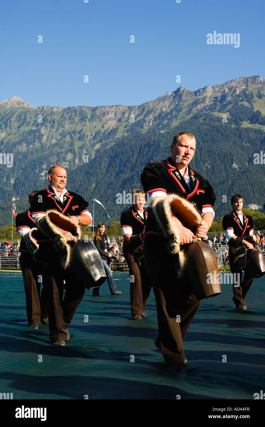 La Svizzera regione di Jungfrau Interlaken regionali di campanacci sono esibiti in corrispondenza di Unspunnen Festival del Bicentenario Foto Stock