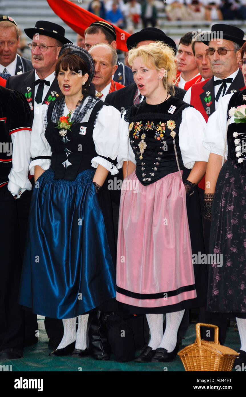 La Svizzera regione di Jungfrau Interlaken coro cantanti in Costume regionale cantare a Unspunnen Festival del Bicentenario Foto Stock