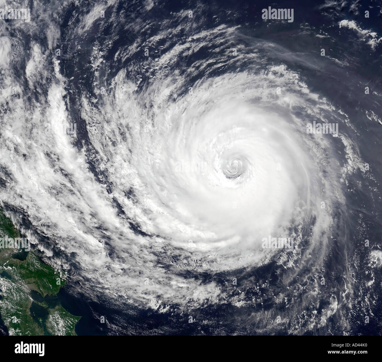 Il 17 agosto 2002, Typhoon Phanfone era circa 200 miglia a sud di Tokyo e superficie di imballaggio al vento fino a 90 km/h. Foto Stock
