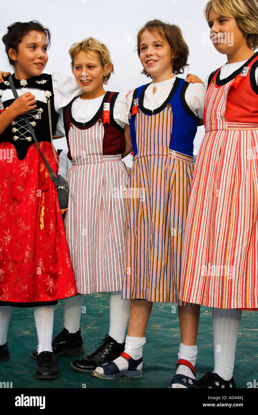 La Svizzera regione di Jungfrau Interlaken coro cantanti in Costume regionale cantare a Unspunnen Festival del Bicentenario Foto Stock