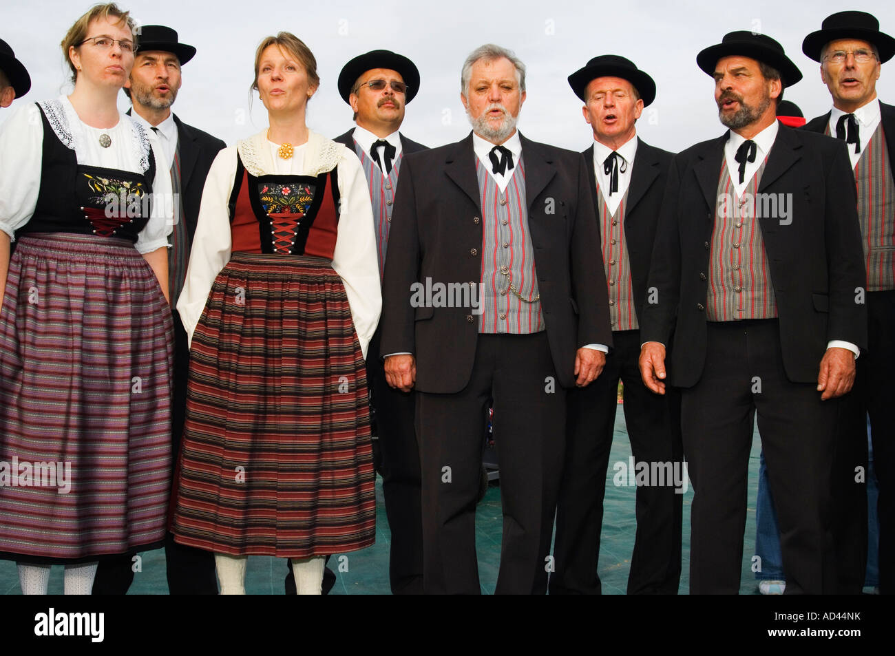 La Svizzera regione di Jungfrau Interlaken coro cantanti in Costume regionale cantare a Unspunnen Festival del Bicentenario Foto Stock