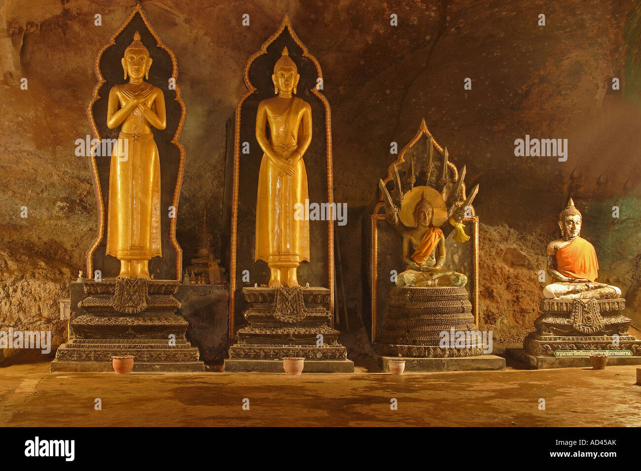 Tempio Wat Suwan Kuha, Phangnga, Thailandia Foto Stock