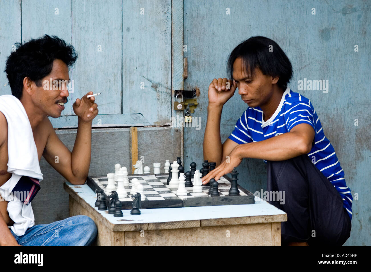 Giocare a scacchi di mercato Manado Foto Stock