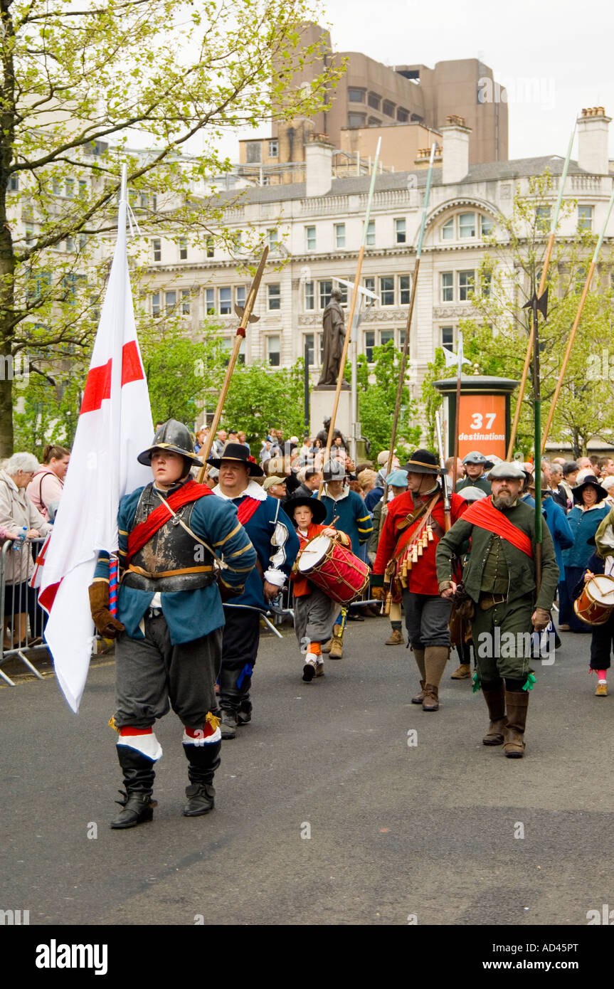 I soldati in St George parade festival e Piccadilly Gardens Manchester City Centre Regno Unito 22 04 2007 Foto Stock