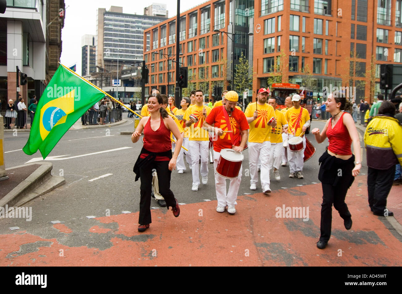 Banda di brasiliani in St.George's day parade Manchester REGNO UNITO Foto Stock