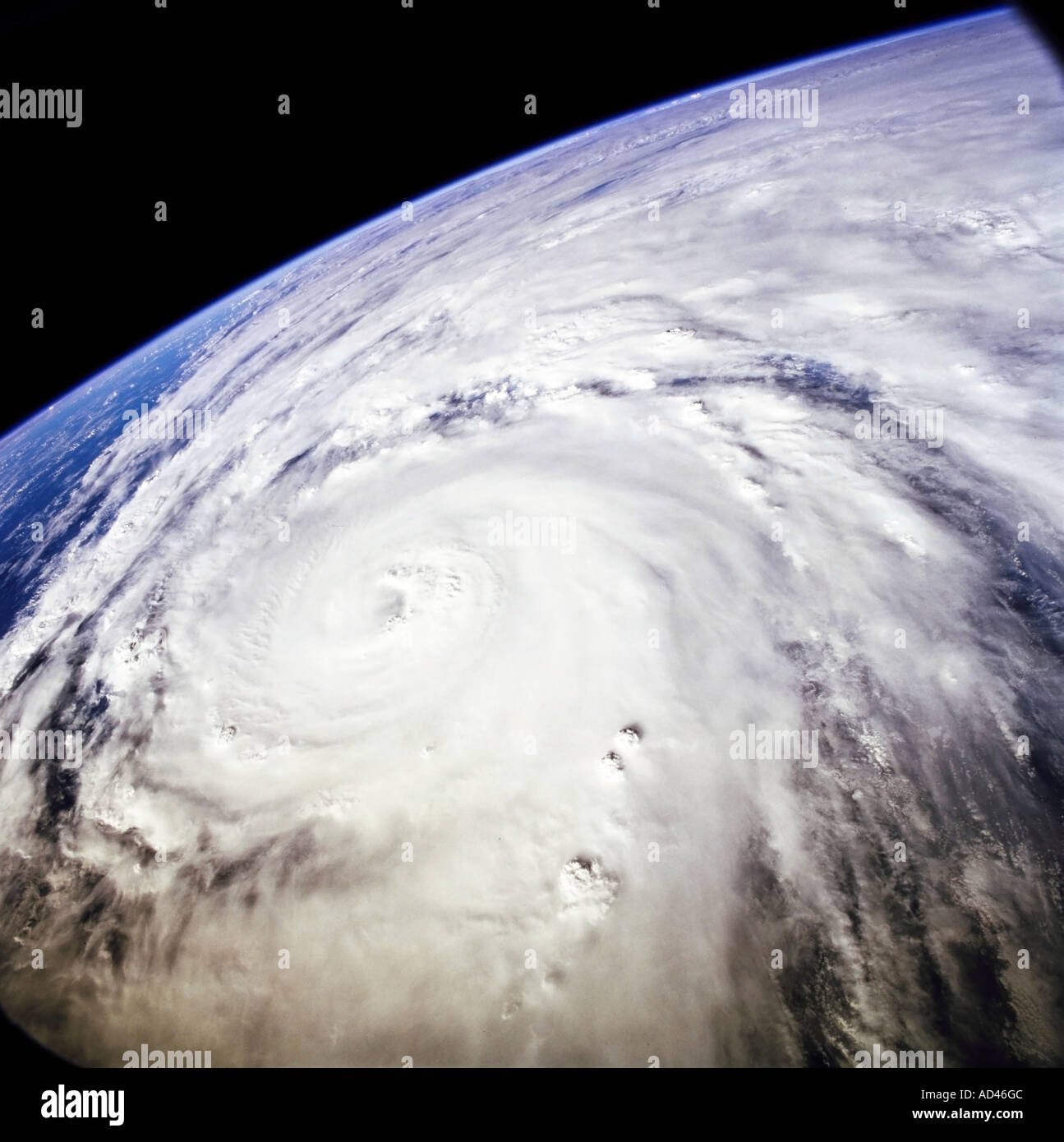 Il tifone Saomai volute nell'Oceano Pacifico a est di Taiwan e le Filippine. Foto Stock