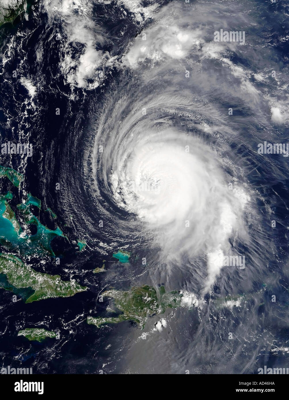 Uragano Isabel appena ad est delle Bahamas su Settembre 15, 2003 a 15:30 UTC, immagine satellitare Foto Stock