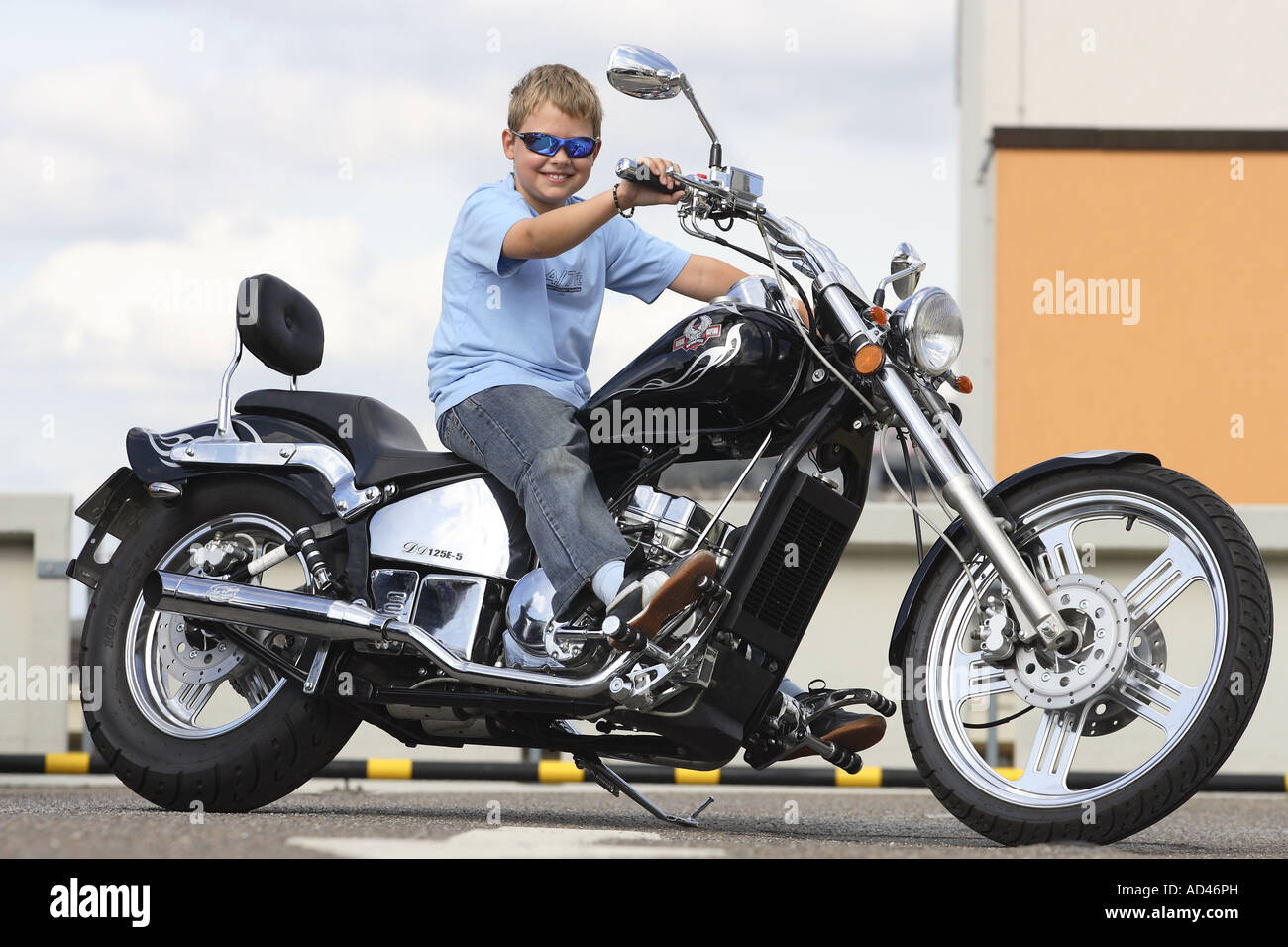 Giovane ragazzo su una motocicletta cinese, Regal Raptor Foto Stock