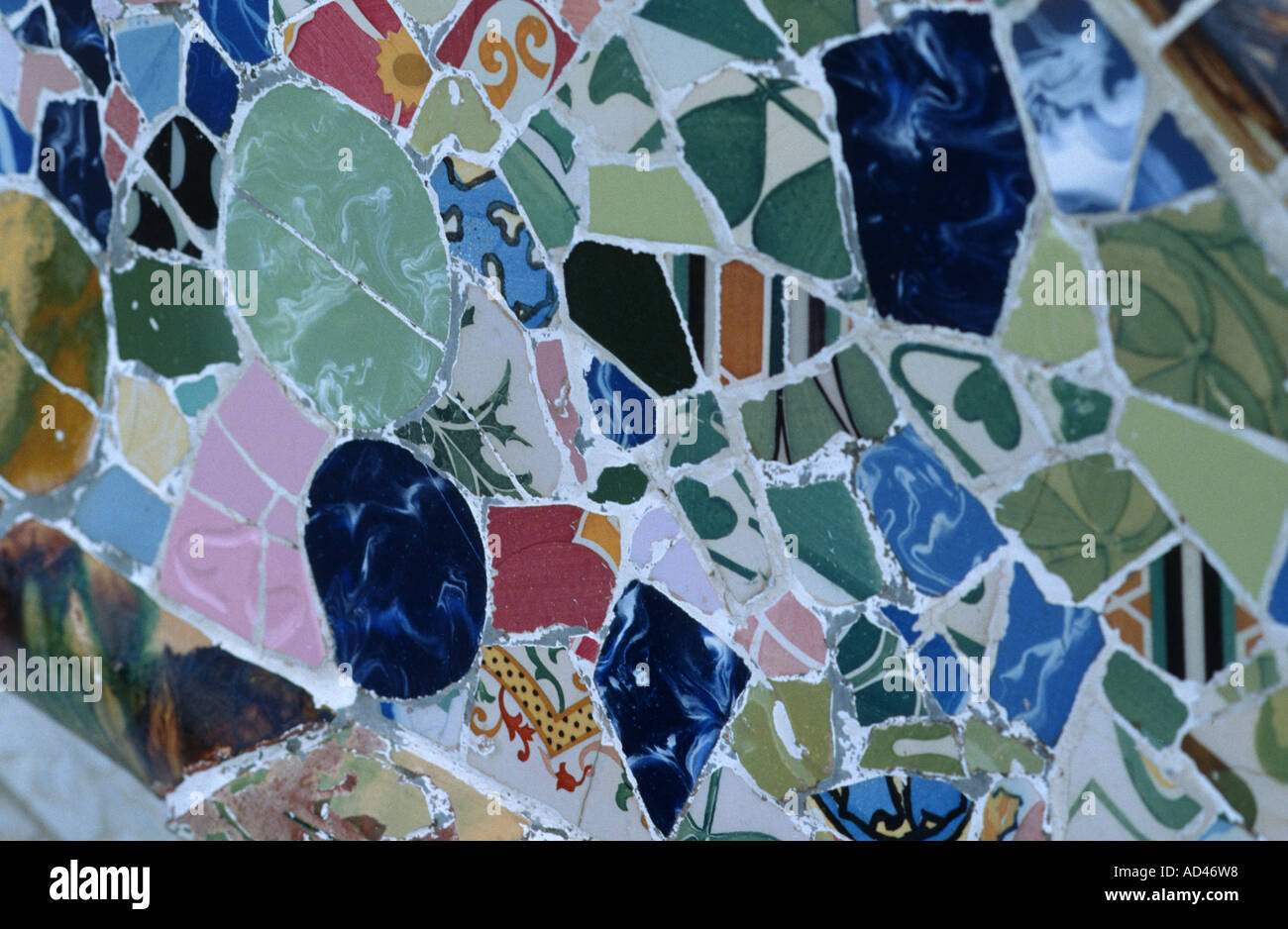 Progettazione di gaudi Mosaico pezzi dettaglio barcellona Parco Guell Foto Stock