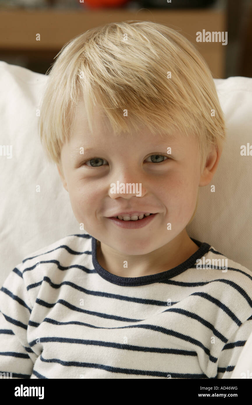 Little Boy, 3 anni, sorrisi Foto Stock