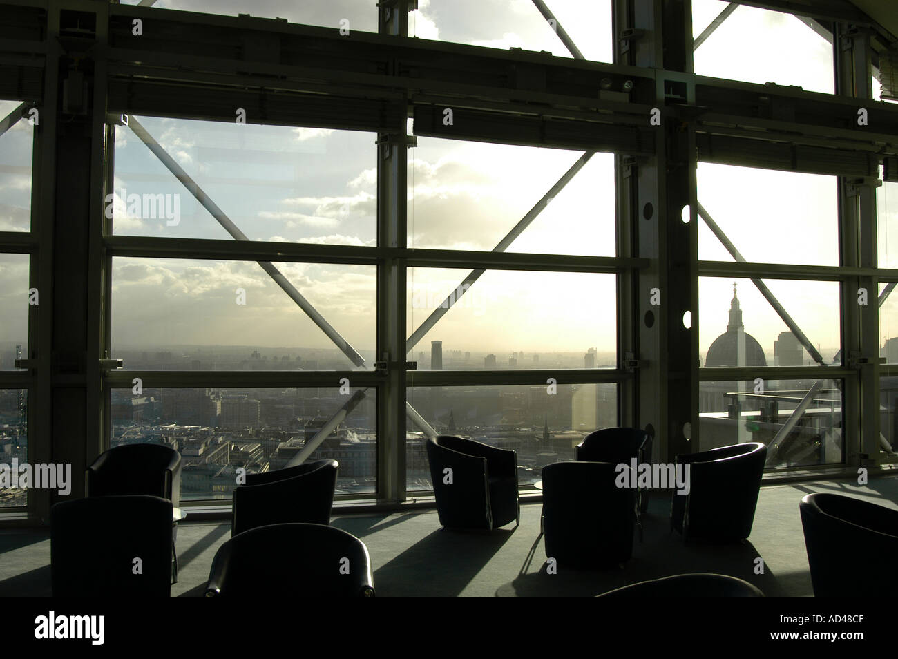 Vista dalla finestra del vuoto area di attesa di elevato aumento di uffici, London, England, Regno Unito Foto Stock