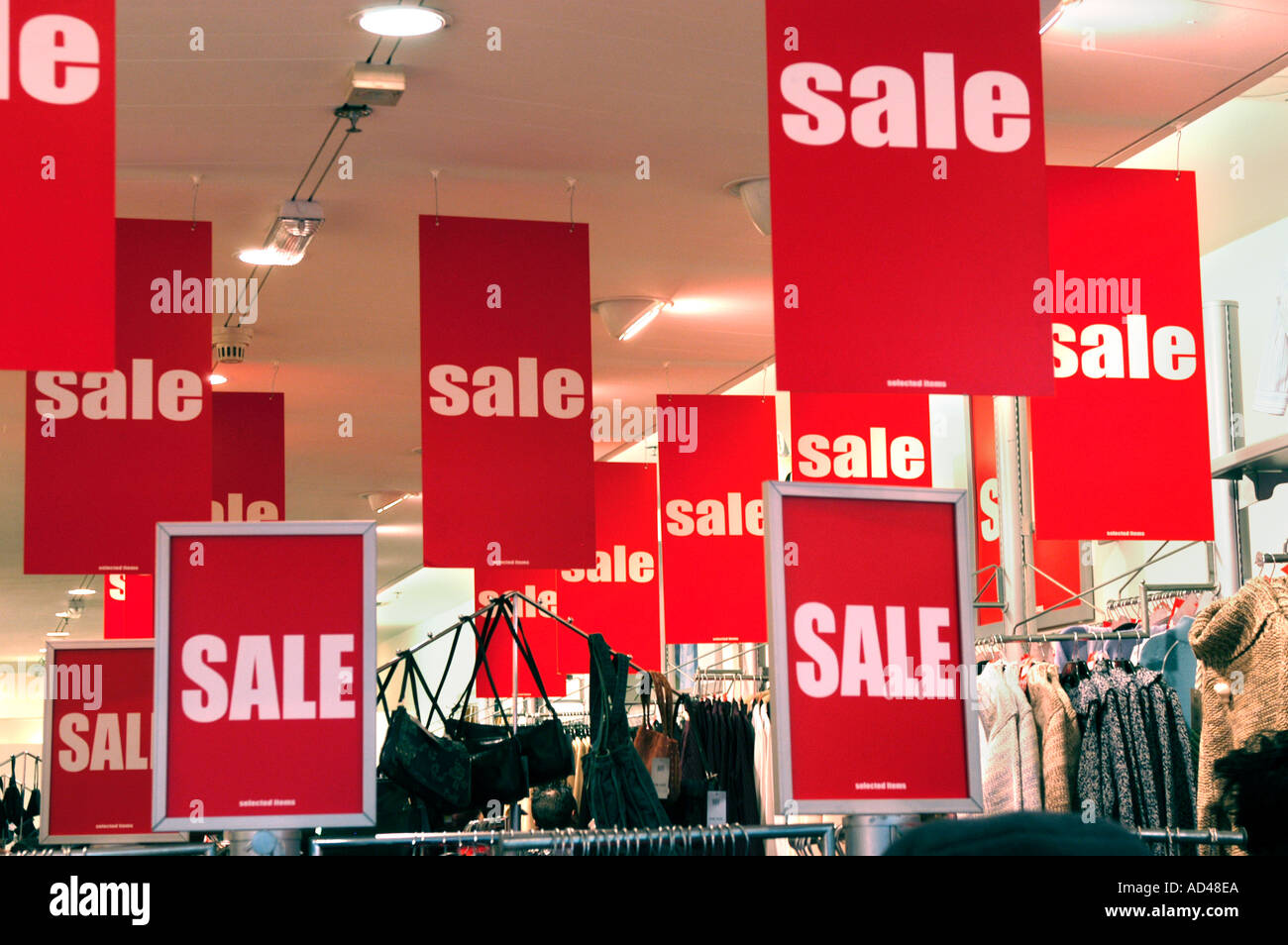 Segni di vendita nel negozio di abbigliamento Londra Inghilterra REGNO UNITO Foto Stock
