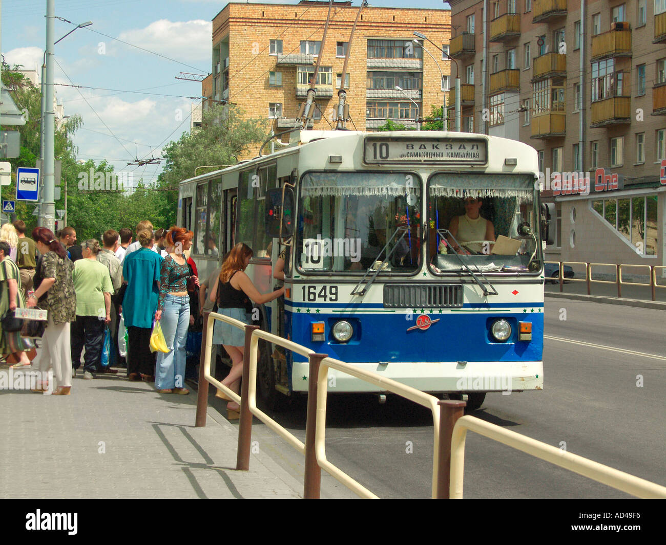 Carrello elettrico bus alla fermata con passeggeri imbarco e sbarco nella strada della stazione di Gomel in Bielorussia Foto Stock