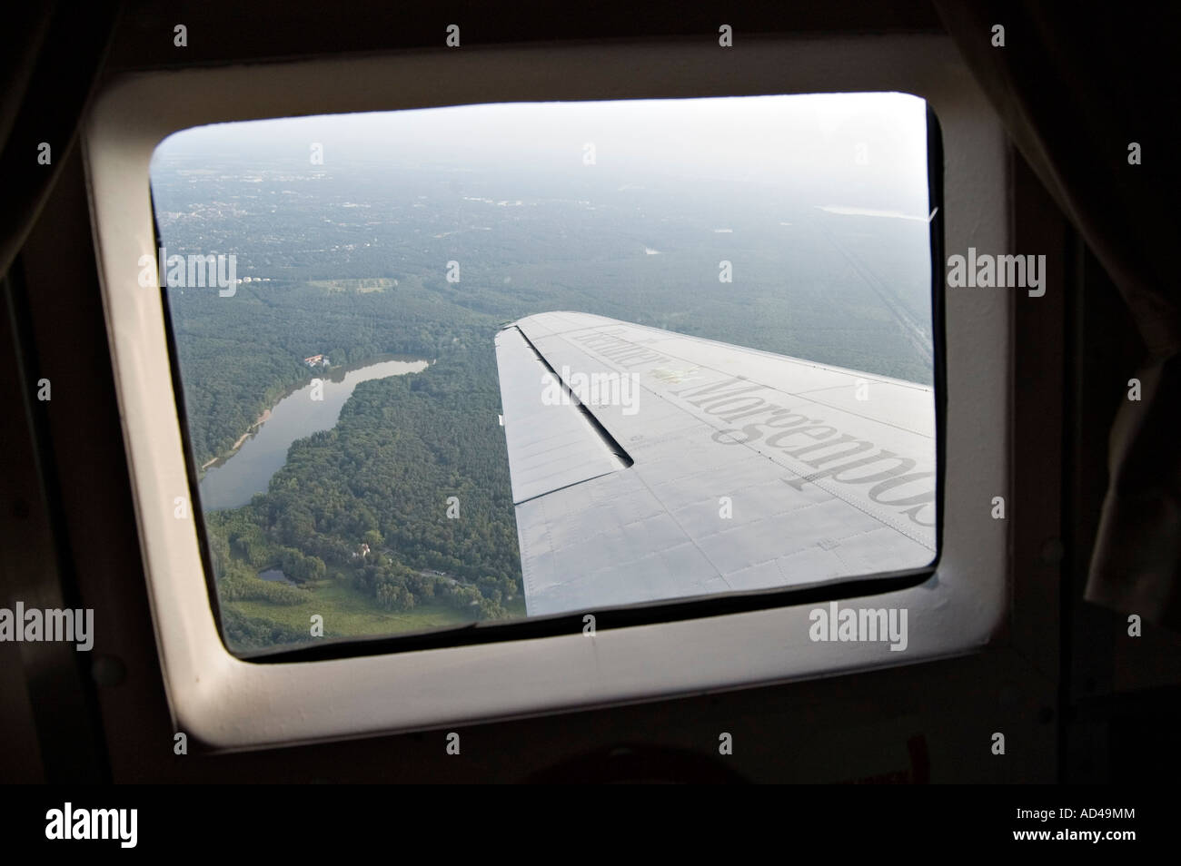 Vista da un Douglas DC-3/C-47 velivoli, "passito" bombardiere durante un volo turistico di Berlino, Germania Foto Stock