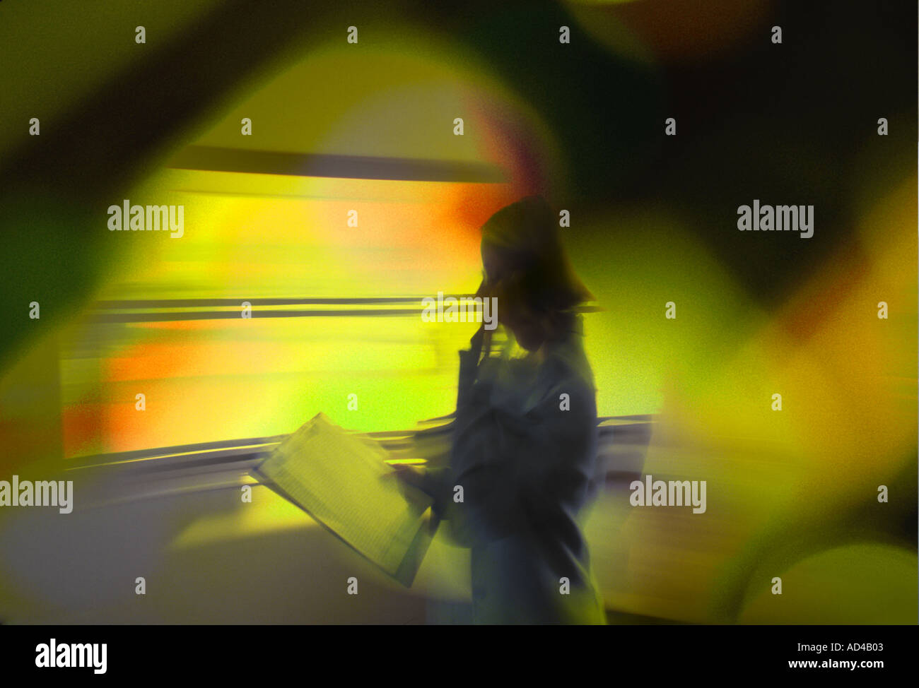 Immagine astratta di imprenditrice parlando al telefono in ufficio Foto Stock