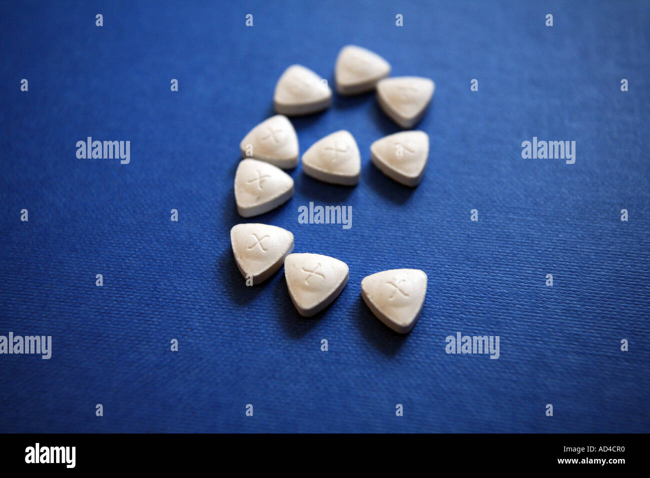 A forma di triangolo ecstasy compresse o pillole Foto stock - Alamy