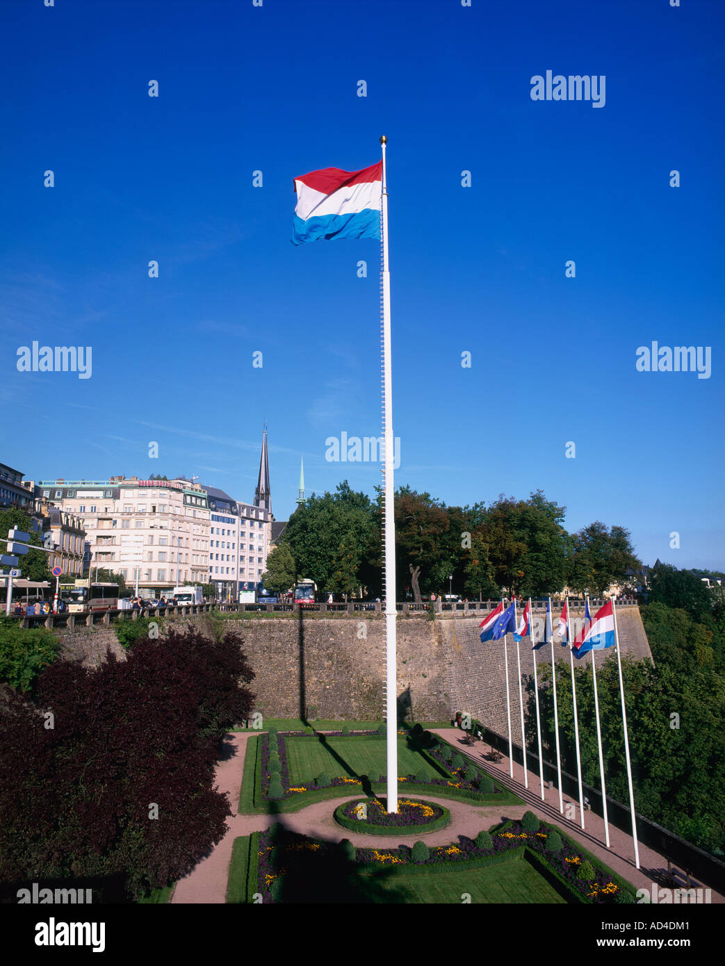 Lussemburgo bandiera su alti bandiera polo città di Lussemburgo Lussemburgo Foto Stock