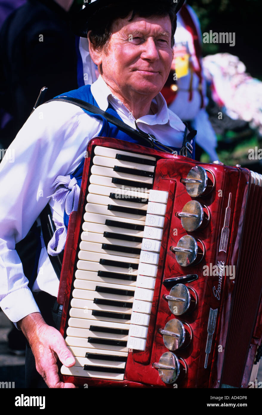 Morris ballerini che mostra la testa di decorazione vestire e peltro boccali di birra dring ale sidro felice squeeze box Foto Stock