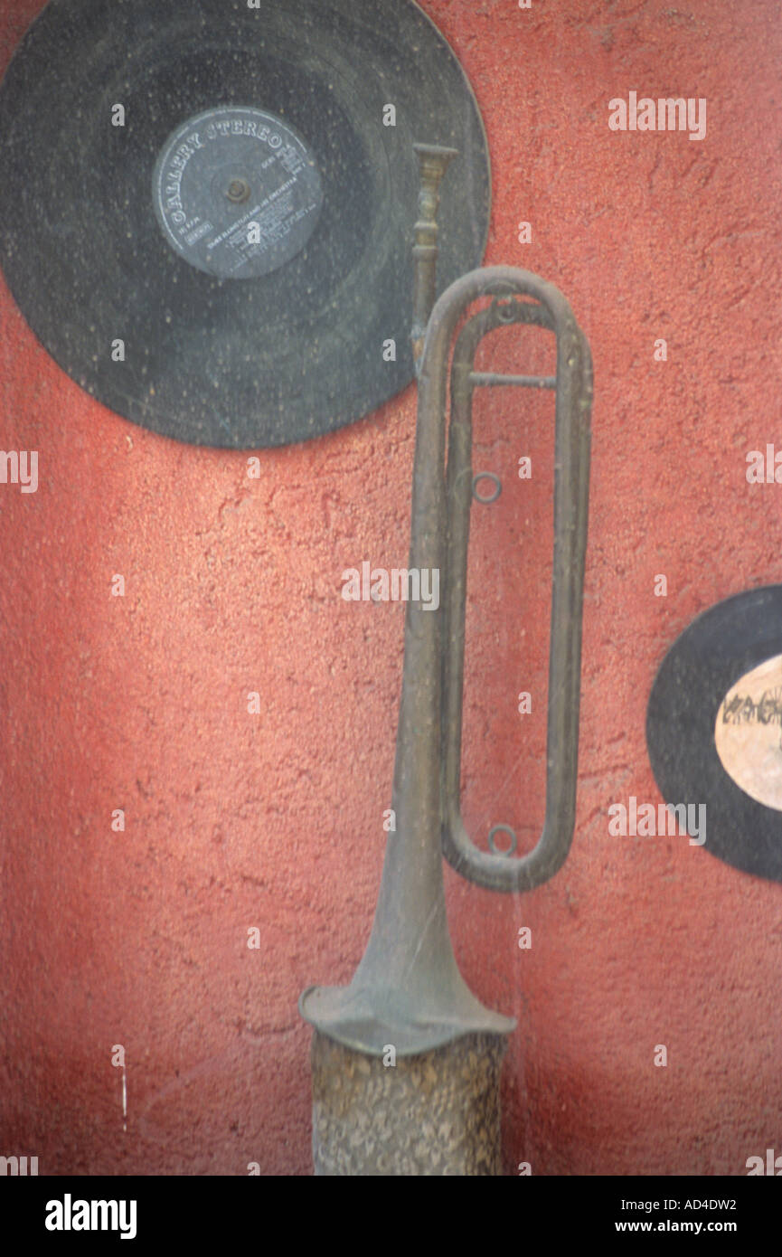 I vecchi record / lungo la riproduzione di dischi con la tromba nella finestra polverosa costa brava Spagna Catalogna Foto Stock
