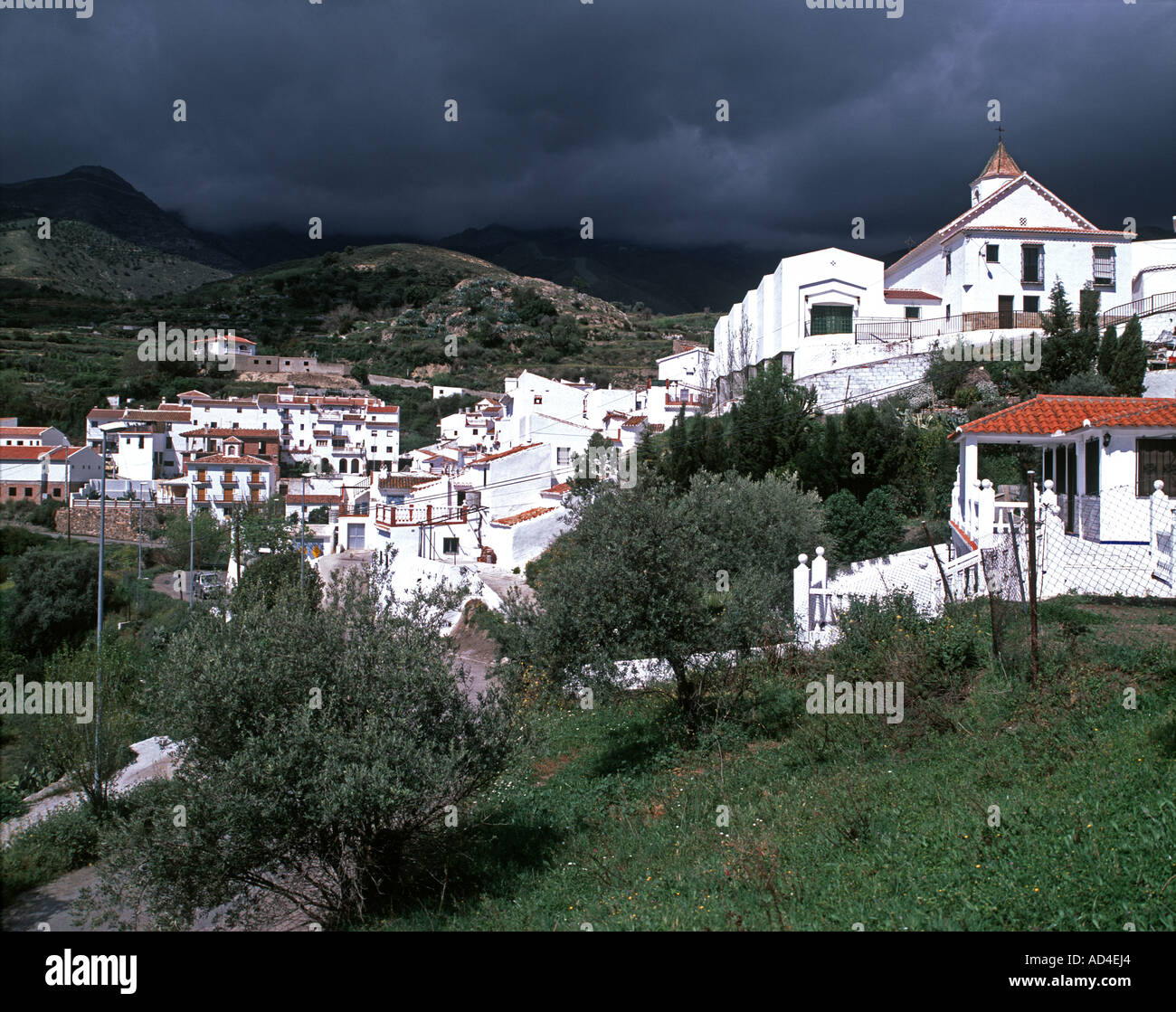 Cielo tempestoso sopra il villaggio bianco di Sedella Foto Stock