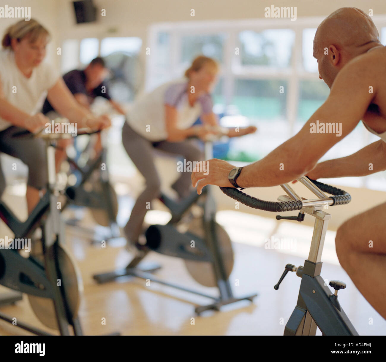 Persone che utilizzano la cyclette in palestra Foto Stock