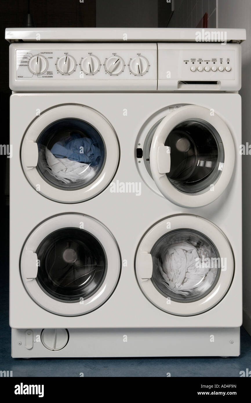 Una macchina di lavaggio con quattro tamburi Foto Stock