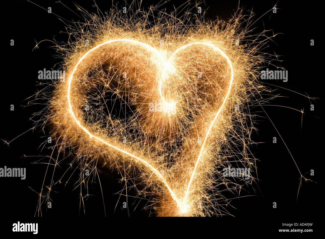 A forma di cuore disegnato con un sparkler Foto Stock