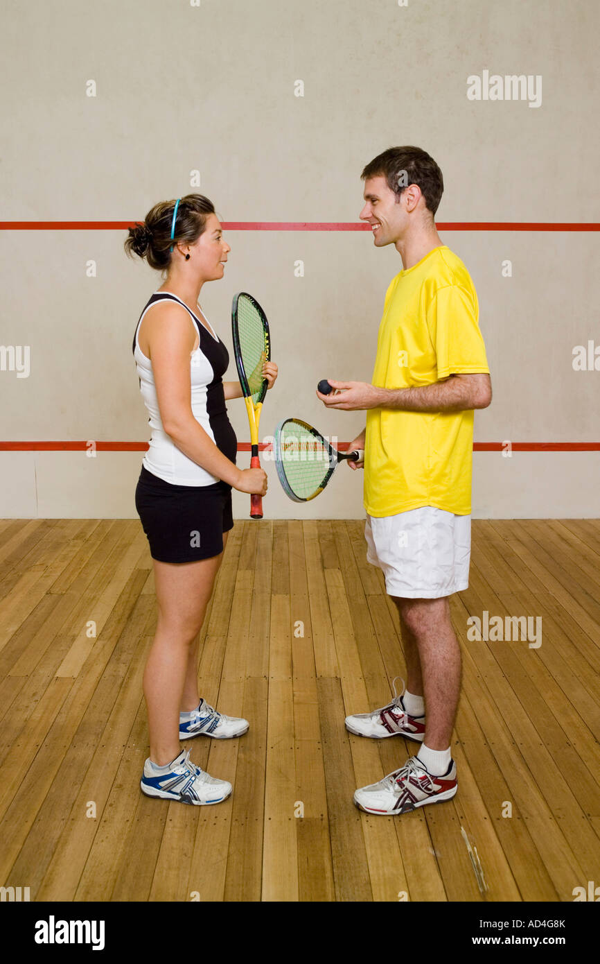 Un uomo e una donna in piedi su un campo da squash Foto Stock