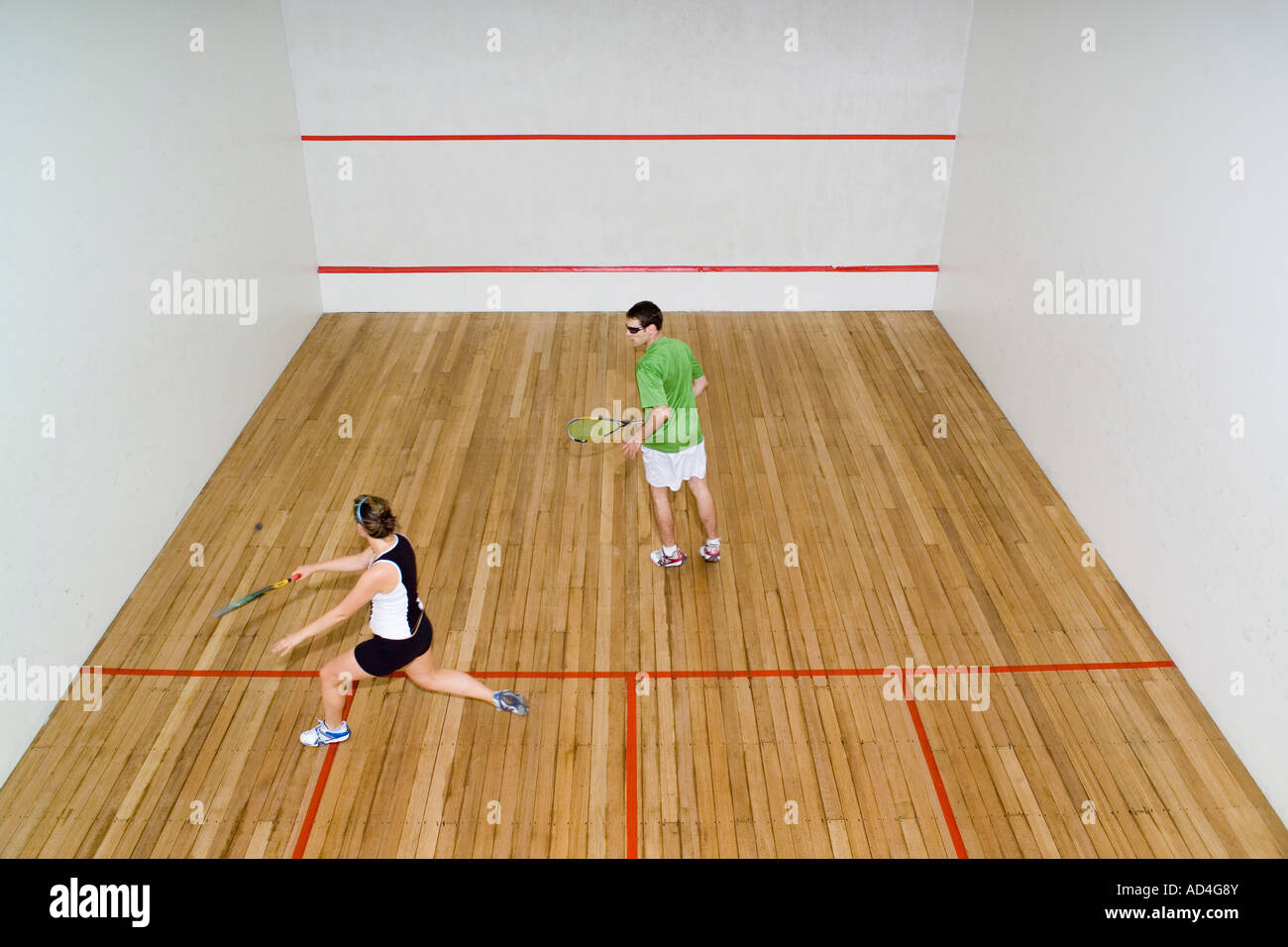 Angolo di alta vista di due persone a giocare a squash Foto Stock